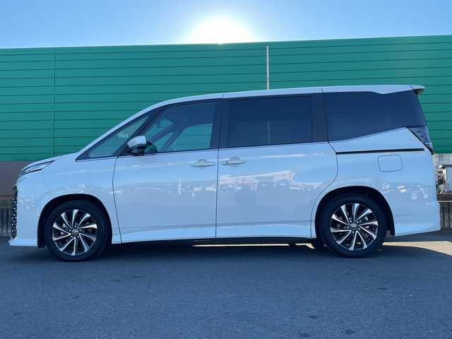 トヨタ ヴォクシー ハイブリッド S－Z 茨城県 2025(令7)年 1.2万km ホワイトパールクリスタルシャイン 10型ディスプレイオーディオナビ/Bluetooth接続/HDMI/フルセグTV/バックカメラ/レーダークルーズコントロール/クリアランスソナー/ドライブレコーダー/ビルトインETC2.0/ハーフレザーシート/シートヒーター/両側パワースライドドア/横滑り防止装置/衝突軽減システム/コーナーセンサー/オートライト/オートマチックハイビーム/LEDヘッドライト/純正17インチアルミホイール/純正フロアマット/100V充電/スマートキー/プッシュスタート