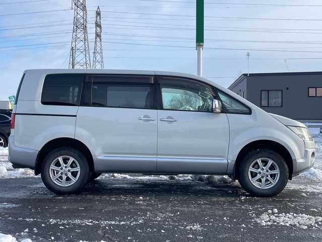 三菱 デリカＤ：５ シャモニー 道央・札幌 2012(平24)年 8.2万km ウォームホワイトP/クールシルバー ４WD/ワンオーナー/純正ディーラーOPナビ/CD/DVD/フルセグ/横滑り防止装置/クルーズコントロール/バック/フロント/サイドカメラ/ビルトインETC/両側パワースライドドア/D席パワーシート/前席シートヒーター/革巻きウッドコンビステアリング/ステアリングリモコン/パドルシフト/スマートキー/キーレスエントリー/HIDヘッドライト/オートライト/フォグランプ/電動格納ミラー/ウィンカーミラー/純正フロアマット/ドアバイザー