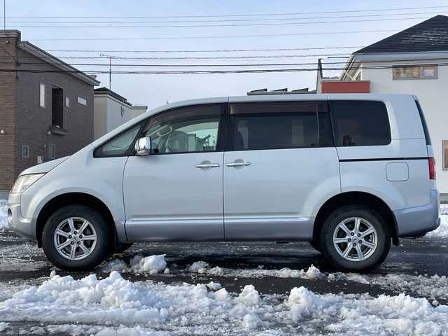 三菱 デリカＤ：５ シャモニー 道央・札幌 2012(平24)年 8.2万km ウォームホワイトP/クールシルバー ４WD/ワンオーナー/純正ディーラーOPナビ/CD/DVD/フルセグ/横滑り防止装置/クルーズコントロール/バック/フロント/サイドカメラ/ビルトインETC/両側パワースライドドア/D席パワーシート/前席シートヒーター/革巻きウッドコンビステアリング/ステアリングリモコン/パドルシフト/スマートキー/キーレスエントリー/HIDヘッドライト/オートライト/フォグランプ/電動格納ミラー/ウィンカーミラー/純正フロアマット/ドアバイザー
