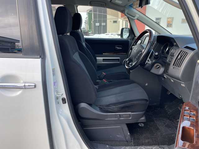 三菱 デリカＤ：５ シャモニー 道央・札幌 2012(平24)年 8.2万km ウォームホワイトP/クールシルバー ４WD/ワンオーナー/純正ディーラーOPナビ/CD/DVD/フルセグ/横滑り防止装置/クルーズコントロール/バック/フロント/サイドカメラ/ビルトインETC/両側パワースライドドア/D席パワーシート/前席シートヒーター/革巻きウッドコンビステアリング/ステアリングリモコン/パドルシフト/スマートキー/キーレスエントリー/HIDヘッドライト/オートライト/フォグランプ/電動格納ミラー/ウィンカーミラー/純正フロアマット/ドアバイザー