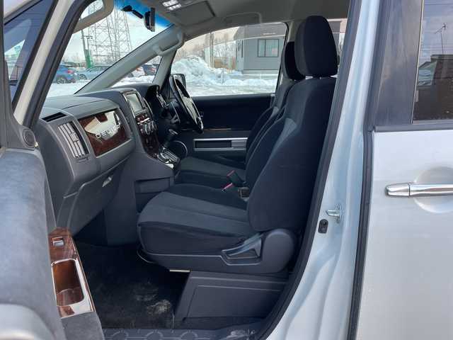 三菱 デリカＤ：５ シャモニー 道央・札幌 2012(平24)年 8.2万km ウォームホワイトP/クールシルバー ４WD/ワンオーナー/純正ディーラーOPナビ/CD/DVD/フルセグ/横滑り防止装置/クルーズコントロール/バック/フロント/サイドカメラ/ビルトインETC/両側パワースライドドア/D席パワーシート/前席シートヒーター/革巻きウッドコンビステアリング/ステアリングリモコン/パドルシフト/スマートキー/キーレスエントリー/HIDヘッドライト/オートライト/フォグランプ/電動格納ミラー/ウィンカーミラー/純正フロアマット/ドアバイザー