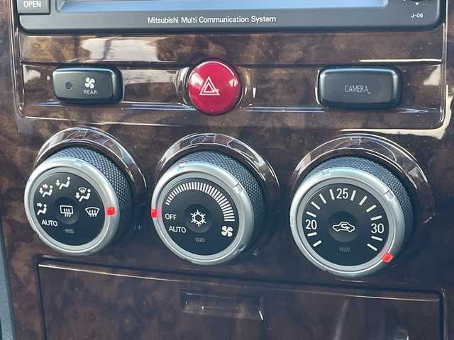 三菱 デリカＤ：５ シャモニー 道央・札幌 2012(平24)年 8.2万km ウォームホワイトP/クールシルバー ４WD/ワンオーナー/純正ディーラーOPナビ/CD/DVD/フルセグ/横滑り防止装置/クルーズコントロール/バック/フロント/サイドカメラ/ビルトインETC/両側パワースライドドア/D席パワーシート/前席シートヒーター/革巻きウッドコンビステアリング/ステアリングリモコン/パドルシフト/スマートキー/キーレスエントリー/HIDヘッドライト/オートライト/フォグランプ/電動格納ミラー/ウィンカーミラー/純正フロアマット/ドアバイザー