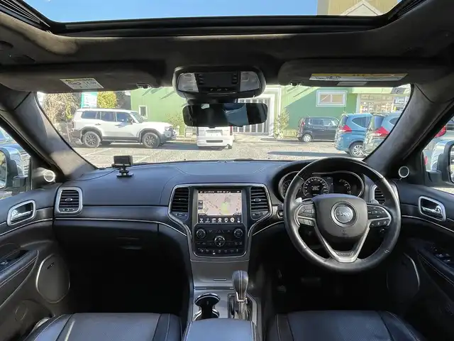 クライスラー・ジープ ジープ グランドチェロキー サミット 埼玉県 2017(平29)年 8.3万km パール サンルーフ/レザーシート/シートヒーター＆エアシート/純正ナビTV/バックカメラ/ハーマンカードンスピーカー/パワーバックドア/クリアランスソナー/LEDヘッドライト/純正２０インチアルミ/アクティブクルーズコントロール/アクティブパークセンス/衝突軽減ブレーキ/ステアリングヒーター/Fドラレコ/プッシュスタート/スマートキー/保証書付整備手帳/取扱説明書