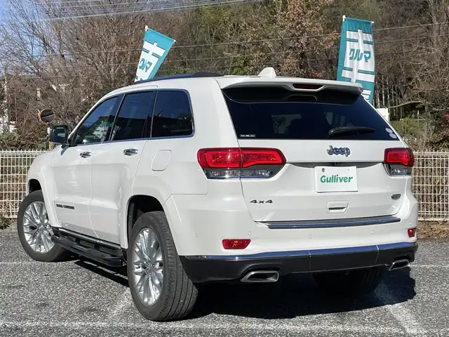 クライスラー・ジープ ジープ グランドチェロキー サミット 埼玉県 2017(平29)年 8.3万km パール サンルーフ/レザーシート/シートヒーター＆エアシート/純正ナビTV/バックカメラ/ハーマンカードンスピーカー/パワーバックドア/クリアランスソナー/LEDヘッドライト/純正２０インチアルミ/アクティブクルーズコントロール/アクティブパークセンス/衝突軽減ブレーキ/ステアリングヒーター/Fドラレコ/プッシュスタート/スマートキー/保証書付整備手帳/取扱説明書