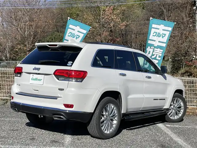 クライスラー・ジープ ジープ グランドチェロキー サミット 埼玉県 2017(平29)年 8.3万km パール サンルーフ/レザーシート/シートヒーター＆エアシート/純正ナビTV/バックカメラ/ハーマンカードンスピーカー/パワーバックドア/クリアランスソナー/LEDヘッドライト/純正２０インチアルミ/アクティブクルーズコントロール/アクティブパークセンス/衝突軽減ブレーキ/ステアリングヒーター/Fドラレコ/プッシュスタート/スマートキー/保証書付整備手帳/取扱説明書