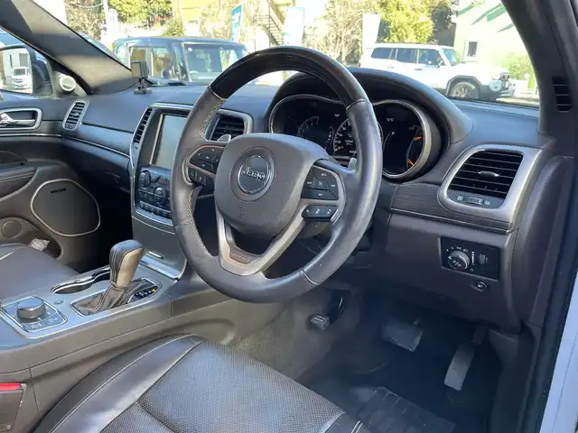 クライスラー・ジープ ジープ グランドチェロキー サミット 埼玉県 2017(平29)年 8.3万km パール サンルーフ/レザーシート/シートヒーター＆エアシート/純正ナビTV/バックカメラ/ハーマンカードンスピーカー/パワーバックドア/クリアランスソナー/LEDヘッドライト/純正２０インチアルミ/アクティブクルーズコントロール/アクティブパークセンス/衝突軽減ブレーキ/ステアリングヒーター/Fドラレコ/プッシュスタート/スマートキー/保証書付整備手帳/取扱説明書