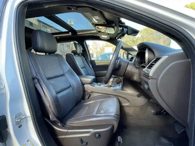 クライスラー・ジープ ジープ グランドチェロキー サミット 埼玉県 2017(平29)年 8.3万km パール サンルーフ/レザーシート/シートヒーター＆エアシート/純正ナビTV/バックカメラ/ハーマンカードンスピーカー/パワーバックドア/クリアランスソナー/LEDヘッドライト/純正２０インチアルミ/アクティブクルーズコントロール/アクティブパークセンス/衝突軽減ブレーキ/ステアリングヒーター/Fドラレコ/プッシュスタート/スマートキー/保証書付整備手帳/取扱説明書