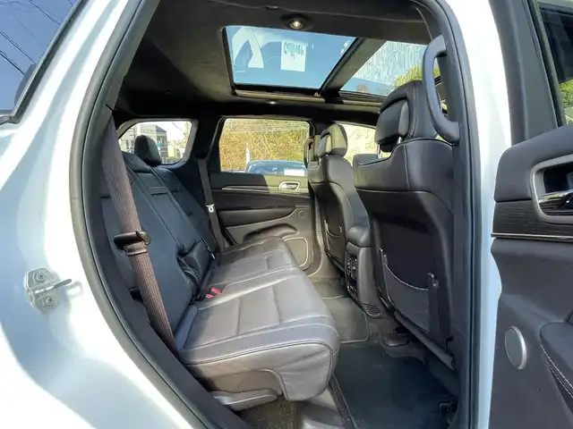 クライスラー・ジープ ジープ グランドチェロキー サミット 埼玉県 2017(平29)年 8.3万km パール サンルーフ/レザーシート/シートヒーター＆エアシート/純正ナビTV/バックカメラ/ハーマンカードンスピーカー/パワーバックドア/クリアランスソナー/LEDヘッドライト/純正２０インチアルミ/アクティブクルーズコントロール/アクティブパークセンス/衝突軽減ブレーキ/ステアリングヒーター/Fドラレコ/プッシュスタート/スマートキー/保証書付整備手帳/取扱説明書