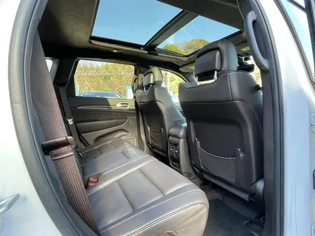 クライスラー・ジープ ジープ グランドチェロキー サミット 埼玉県 2017(平29)年 8.3万km パール サンルーフ/レザーシート/シートヒーター＆エアシート/純正ナビTV/バックカメラ/ハーマンカードンスピーカー/パワーバックドア/クリアランスソナー/LEDヘッドライト/純正２０インチアルミ/アクティブクルーズコントロール/アクティブパークセンス/衝突軽減ブレーキ/ステアリングヒーター/Fドラレコ/プッシュスタート/スマートキー/保証書付整備手帳/取扱説明書