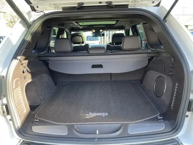 クライスラー・ジープ ジープ グランドチェロキー サミット 埼玉県 2017(平29)年 8.3万km パール サンルーフ/レザーシート/シートヒーター＆エアシート/純正ナビTV/バックカメラ/ハーマンカードンスピーカー/パワーバックドア/クリアランスソナー/LEDヘッドライト/純正２０インチアルミ/アクティブクルーズコントロール/アクティブパークセンス/衝突軽減ブレーキ/ステアリングヒーター/Fドラレコ/プッシュスタート/スマートキー/保証書付整備手帳/取扱説明書