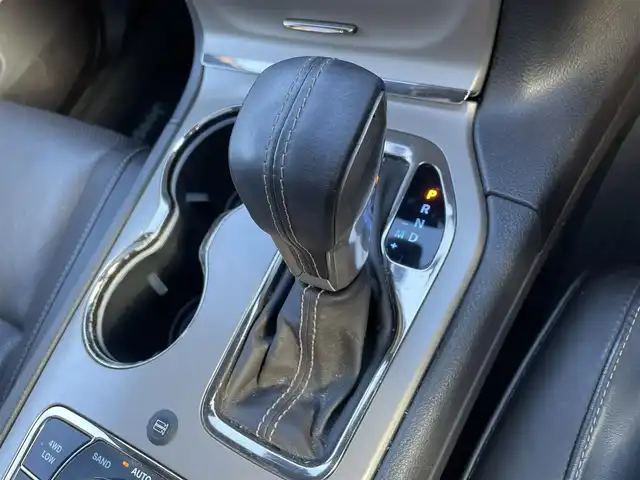 クライスラー・ジープ ジープ グランドチェロキー サミット 埼玉県 2017(平29)年 8.3万km パール サンルーフ/レザーシート/シートヒーター＆エアシート/純正ナビTV/バックカメラ/ハーマンカードンスピーカー/パワーバックドア/クリアランスソナー/LEDヘッドライト/純正２０インチアルミ/アクティブクルーズコントロール/アクティブパークセンス/衝突軽減ブレーキ/ステアリングヒーター/Fドラレコ/プッシュスタート/スマートキー/保証書付整備手帳/取扱説明書