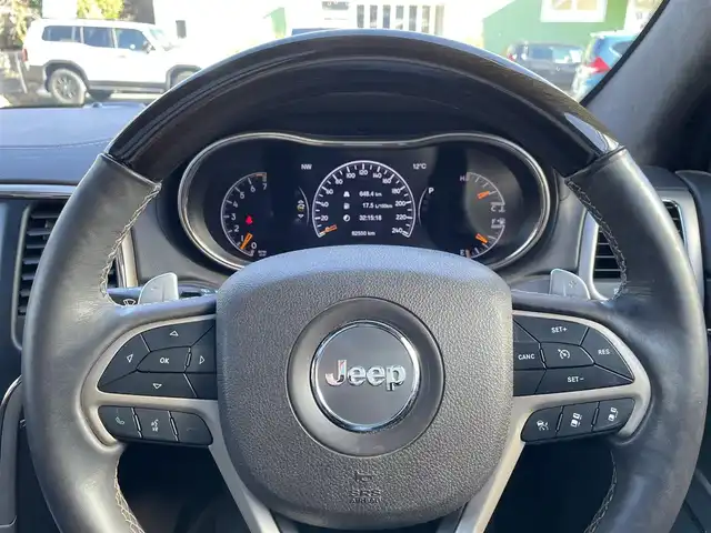 クライスラー・ジープ ジープ グランドチェロキー サミット 埼玉県 2017(平29)年 8.3万km パール サンルーフ/レザーシート/シートヒーター＆エアシート/純正ナビTV/バックカメラ/ハーマンカードンスピーカー/パワーバックドア/クリアランスソナー/LEDヘッドライト/純正２０インチアルミ/アクティブクルーズコントロール/アクティブパークセンス/衝突軽減ブレーキ/ステアリングヒーター/Fドラレコ/プッシュスタート/スマートキー/保証書付整備手帳/取扱説明書