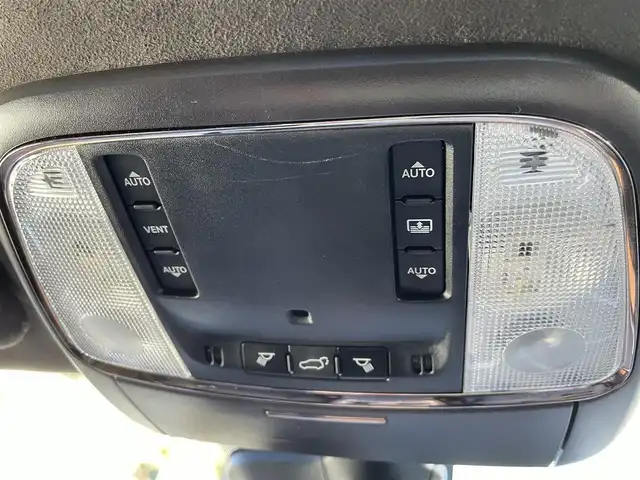 クライスラー・ジープ ジープ グランドチェロキー サミット 埼玉県 2017(平29)年 8.3万km パール サンルーフ/レザーシート/シートヒーター＆エアシート/純正ナビTV/バックカメラ/ハーマンカードンスピーカー/パワーバックドア/クリアランスソナー/LEDヘッドライト/純正２０インチアルミ/アクティブクルーズコントロール/アクティブパークセンス/衝突軽減ブレーキ/ステアリングヒーター/Fドラレコ/プッシュスタート/スマートキー/保証書付整備手帳/取扱説明書