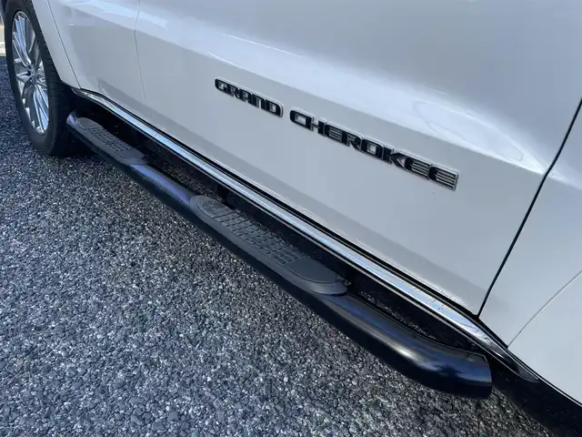 クライスラー・ジープ ジープ グランドチェロキー サミット 埼玉県 2017(平29)年 8.3万km パール サンルーフ/レザーシート/シートヒーター＆エアシート/純正ナビTV/バックカメラ/ハーマンカードンスピーカー/パワーバックドア/クリアランスソナー/LEDヘッドライト/純正２０インチアルミ/アクティブクルーズコントロール/アクティブパークセンス/衝突軽減ブレーキ/ステアリングヒーター/Fドラレコ/プッシュスタート/スマートキー/保証書付整備手帳/取扱説明書