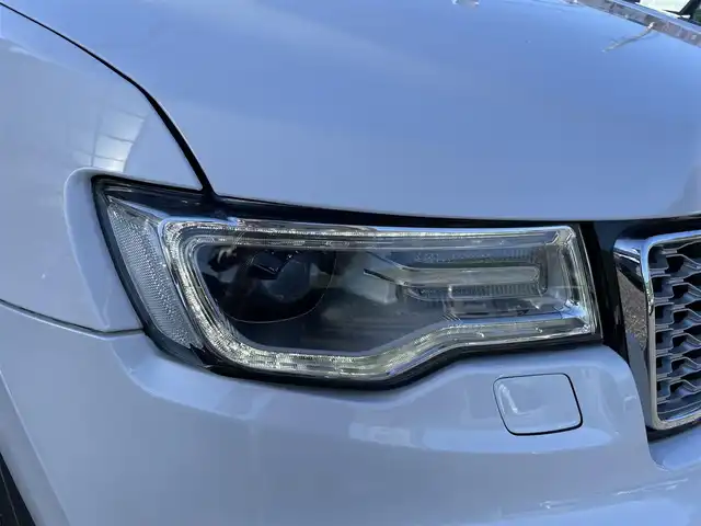 クライスラー・ジープ ジープ グランドチェロキー サミット 埼玉県 2017(平29)年 8.3万km パール サンルーフ/レザーシート/シートヒーター＆エアシート/純正ナビTV/バックカメラ/ハーマンカードンスピーカー/パワーバックドア/クリアランスソナー/LEDヘッドライト/純正２０インチアルミ/アクティブクルーズコントロール/アクティブパークセンス/衝突軽減ブレーキ/ステアリングヒーター/Fドラレコ/プッシュスタート/スマートキー/保証書付整備手帳/取扱説明書