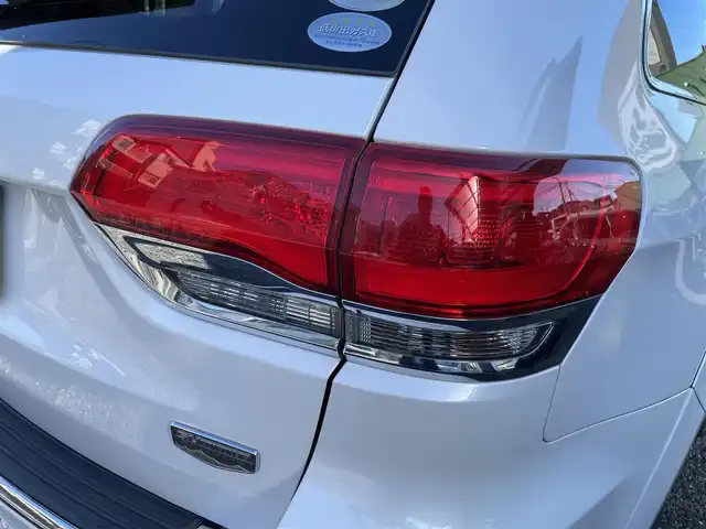 クライスラー・ジープ ジープ グランドチェロキー サミット 埼玉県 2017(平29)年 8.3万km パール サンルーフ/レザーシート/シートヒーター＆エアシート/純正ナビTV/バックカメラ/ハーマンカードンスピーカー/パワーバックドア/クリアランスソナー/LEDヘッドライト/純正２０インチアルミ/アクティブクルーズコントロール/アクティブパークセンス/衝突軽減ブレーキ/ステアリングヒーター/Fドラレコ/プッシュスタート/スマートキー/保証書付整備手帳/取扱説明書