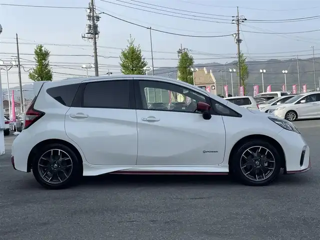 日産 ノート e－パワー ニスモ 山梨県 2017(平29)年 7万km ブリリアントホワイトパール 純正SDナビ（MM516D-W）/純正CD/DVD/Bluetooth接続/フルセグTV/アラウンドビューモニター/ETC/ドライブレコーダー/レーダー探知機/エマージェンシーブレーキ/レーンキープアシスト/スマートキー/コーナーセンサー