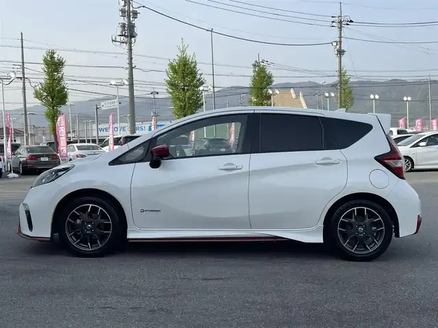 日産 ノート e－パワー ニスモ 山梨県 2017(平29)年 7万km ブリリアントホワイトパール 純正SDナビ（MM516D-W）/純正CD/DVD/Bluetooth接続/フルセグTV/アラウンドビューモニター/ETC/ドライブレコーダー/レーダー探知機/エマージェンシーブレーキ/レーンキープアシスト/スマートキー/コーナーセンサー