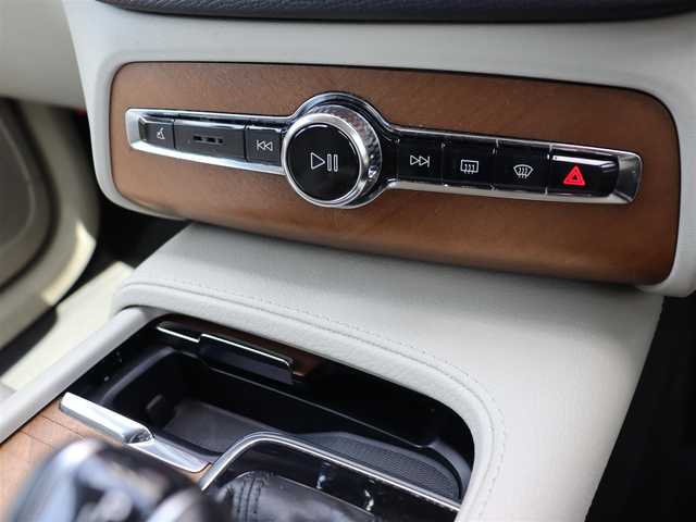 ボルボ ＸＣ９０ T5 AWD モーメンタム 長野県 2016(平28)年 5.9万km ゴールド ブロンドレザー　/純正ナビＴＶ　/３６０°　/ＣａｒＰｌａｙ　/ＡＣＣ　/衝突軽減ブレーキ　/ＬＫＡ　/ＢＬＩＳパークアシスト　/パワーシート／ヒーター　/パワーバックドア　/スマートキー　/純正１９ＡＷ　/ＬＥＤライト
