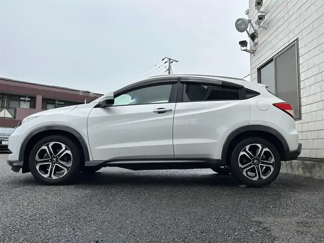 ホンダ ヴェゼル S 福岡県 2014(平26)年 9.8万km ホワイトオーキッドパール 純正メモリナビ【VXM-145VSi】/　(AM/FM/CD/DVD/Bluetooth/ワンセグTV)/バックカメラ/横滑り防止/クルーズコントロール/純正17インチアルミホイール/ルーフレール/電格ウィンカーミラー/ドアバイザー/黒色ハーフレザーシート/パドルシフト/ブレーキホールド/シートヒーター/アイドリングストップ/ETC/フロントガラス熱線スイッチ/保証書/ナビ取扱説明書