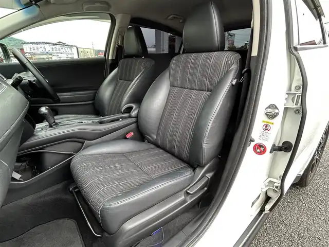 ホンダ ヴェゼル S 福岡県 2014(平26)年 9.8万km ホワイトオーキッドパール 純正メモリナビ【VXM-145VSi】/　(AM/FM/CD/DVD/Bluetooth/ワンセグTV)/バックカメラ/横滑り防止/クルーズコントロール/純正17インチアルミホイール/ルーフレール/電格ウィンカーミラー/ドアバイザー/黒色ハーフレザーシート/パドルシフト/ブレーキホールド/シートヒーター/アイドリングストップ/ETC/フロントガラス熱線スイッチ/保証書/ナビ取扱説明書