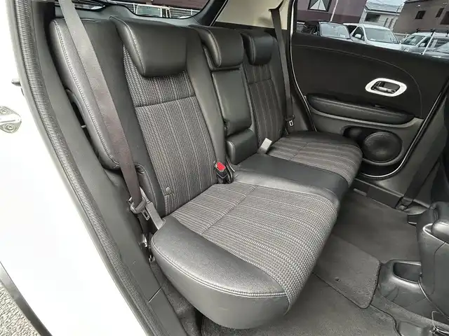 ホンダ ヴェゼル S 福岡県 2014(平26)年 9.8万km ホワイトオーキッドパール 純正メモリナビ【VXM-145VSi】/　(AM/FM/CD/DVD/Bluetooth/ワンセグTV)/バックカメラ/横滑り防止/クルーズコントロール/純正17インチアルミホイール/ルーフレール/電格ウィンカーミラー/ドアバイザー/黒色ハーフレザーシート/パドルシフト/ブレーキホールド/シートヒーター/アイドリングストップ/ETC/フロントガラス熱線スイッチ/保証書/ナビ取扱説明書