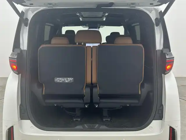 トヨタ ヴェルファイア Z プレミア 岡山県 2024(令6)年 0.9万km プラチナホワイトパールマイカ １３．２型有機EL後席ディスプレイ/左右独立ムーンルーフ/デジタルインナーミラー/ユニバーサルステップ/ブラウンプレミアムナッパレザーシート/純正１４インチディスプレイオーディオ/（ナビ/フルセグTV/Carplay/HDMI/USB】/トヨタチームメイト/　・アドバンストパーク/　・アドバンストドライブ/トヨタセーフティーセンス　/　・プリクラッシュセーフティ/　・レーントレーシングアシスト/　・レーダークルーズコントロール/　・アダプティブハイビームシステム/　・ロードサインアシスト/パノラマビューモニター/両側パワースライドドア/ビルトインＥＴＣ２．０/三眼LEDヘッドライト/置くだけ充電/1列目２列目シートヒーター/1列目２列目エアシート/ステアリングヒーター/純正フロアマット/純正19インチAW/パドルシフト/新車保証書/スペアキー×1