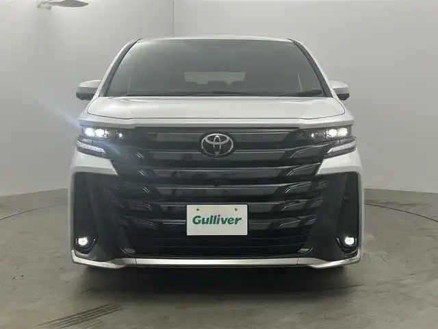 トヨタ ヴェルファイア Z プレミア 岡山県 2024(令6)年 0.9万km プラチナホワイトパールマイカ １３．２型有機EL後席ディスプレイ/左右独立ムーンルーフ/デジタルインナーミラー/ユニバーサルステップ/ブラウンプレミアムナッパレザーシート/純正１４インチディスプレイオーディオ/（ナビ/フルセグTV/Carplay/HDMI/USB】/トヨタチームメイト/　・アドバンストパーク/　・アドバンストドライブ/トヨタセーフティーセンス　/　・プリクラッシュセーフティ/　・レーントレーシングアシスト/　・レーダークルーズコントロール/　・アダプティブハイビームシステム/　・ロードサインアシスト/パノラマビューモニター/両側パワースライドドア/ビルトインＥＴＣ２．０/三眼LEDヘッドライト/置くだけ充電/1列目２列目シートヒーター/1列目２列目エアシート/ステアリングヒーター/純正フロアマット/純正19インチAW/パドルシフト/新車保証書/スペアキー×1