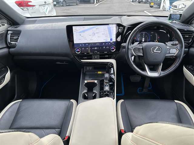 レクサス ＮＸ 350h バージョンL 愛媛県 2022(令4)年 3.9万km ソニッククォーツ 禁煙車/登録時走行距離：38376km/メーカーオプション純正ナビ/BT/AM・FM/フルセグ/ETC/前後ドライブレコーダー/ブラインドスポットモニター/デジタルインナーミラー/クリアランスソナー/コーナーセンサー/全方位バックカメラ/ワイヤレス充電/クルーズコントロール/パドルシフト/本革巻きステアリング/パワーシート/シートメモリー/シートヒーター