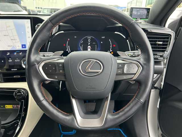 レクサス ＮＸ 350h バージョンL 愛媛県 2022(令4)年 3.9万km ソニッククォーツ 禁煙車/登録時走行距離：38376km/メーカーオプション純正ナビ/BT/AM・FM/フルセグ/ETC/前後ドライブレコーダー/ブラインドスポットモニター/デジタルインナーミラー/クリアランスソナー/コーナーセンサー/全方位バックカメラ/ワイヤレス充電/クルーズコントロール/パドルシフト/本革巻きステアリング/パワーシート/シートメモリー/シートヒーター