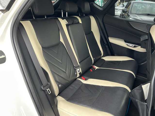 レクサス ＮＸ 350h バージョンL 愛媛県 2022(令4)年 3.9万km ソニッククォーツ 禁煙車/登録時走行距離：38376km/メーカーオプション純正ナビ/BT/AM・FM/フルセグ/ETC/前後ドライブレコーダー/ブラインドスポットモニター/デジタルインナーミラー/クリアランスソナー/コーナーセンサー/全方位バックカメラ/ワイヤレス充電/クルーズコントロール/パドルシフト/本革巻きステアリング/パワーシート/シートメモリー/シートヒーター