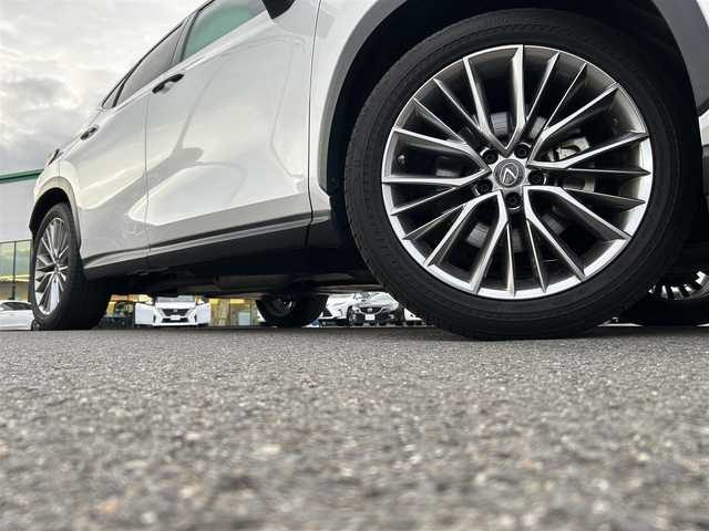 レクサス ＮＸ 350h バージョンL 愛媛県 2022(令4)年 3.9万km ソニッククォーツ 禁煙車/登録時走行距離：38376km/メーカーオプション純正ナビ/BT/AM・FM/フルセグ/ETC/前後ドライブレコーダー/ブラインドスポットモニター/デジタルインナーミラー/クリアランスソナー/コーナーセンサー/全方位バックカメラ/ワイヤレス充電/クルーズコントロール/パドルシフト/本革巻きステアリング/パワーシート/シートメモリー/シートヒーター