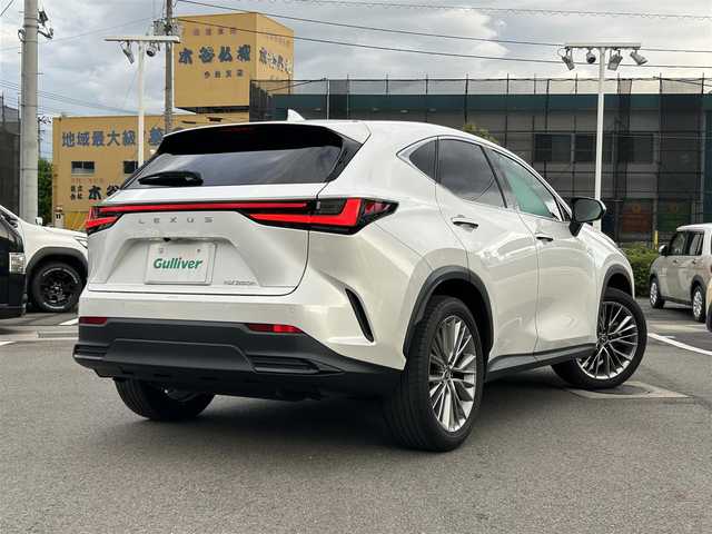 レクサス ＮＸ 350h バージョンL 愛媛県 2022(令4)年 3.9万km ソニッククォーツ 禁煙車/登録時走行距離：38376km/メーカーオプション純正ナビ/BT/AM・FM/フルセグ/ETC/前後ドライブレコーダー/ブラインドスポットモニター/デジタルインナーミラー/クリアランスソナー/コーナーセンサー/全方位バックカメラ/ワイヤレス充電/クルーズコントロール/パドルシフト/本革巻きステアリング/パワーシート/シートメモリー/シートヒーター