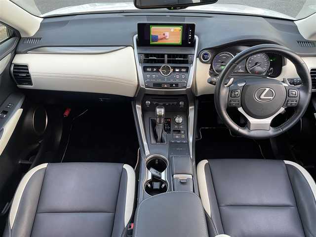 レクサス ＮＸ 300h ブラックシークエンス 三重県 2019(平31)年 6.8万km ソニッククォーツ 登録時67889km/黒白革シート/三眼ヘッドライト/純正ナビ/（AM/FM/TV/Bluetooth）/フルセグTV/バックカメラ/ビルトインETC2.0/レーダークルーズコントロール/ステアリングスイッチ/パドルシフト/ステアリングヒーター/パワーバックドア/シートメモリー/パワーシート/シートヒーター/衝突軽減システム/レーンキープアシスト/コーナーセンサー/BSM/オートハイビーム/純正フロアマット