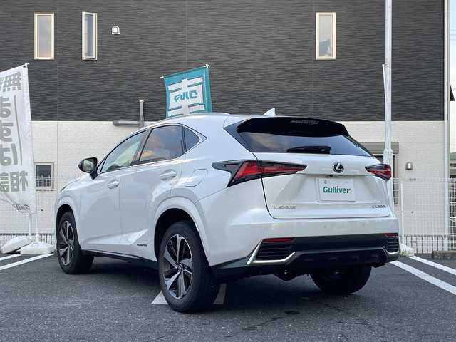 レクサス ＮＸ 300h ブラックシークエンス 三重県 2019(平31)年 6.8万km ソニッククォーツ 登録時67889km/黒白革シート/三眼ヘッドライト/純正ナビ/（AM/FM/TV/Bluetooth）/フルセグTV/バックカメラ/ビルトインETC2.0/レーダークルーズコントロール/ステアリングスイッチ/パドルシフト/ステアリングヒーター/パワーバックドア/シートメモリー/パワーシート/シートヒーター/衝突軽減システム/レーンキープアシスト/コーナーセンサー/BSM/オートハイビーム/純正フロアマット