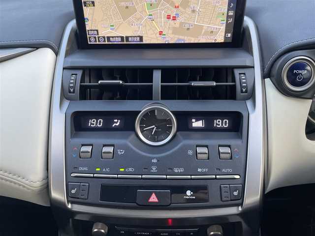 レクサス ＮＸ 300h ブラックシークエンス 三重県 2019(平31)年 6.8万km ソニッククォーツ 登録時67889km/黒白革シート/三眼ヘッドライト/純正ナビ/（AM/FM/TV/Bluetooth）/フルセグTV/バックカメラ/ビルトインETC2.0/レーダークルーズコントロール/ステアリングスイッチ/パドルシフト/ステアリングヒーター/パワーバックドア/シートメモリー/パワーシート/シートヒーター/衝突軽減システム/レーンキープアシスト/コーナーセンサー/BSM/オートハイビーム/純正フロアマット
