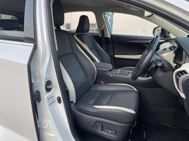 レクサス ＮＸ 300h ブラックシークエンス 三重県 2019(平31)年 6.8万km ソニッククォーツ 登録時67889km/黒白革シート/三眼ヘッドライト/純正ナビ/（AM/FM/TV/Bluetooth）/フルセグTV/バックカメラ/ビルトインETC2.0/レーダークルーズコントロール/ステアリングスイッチ/パドルシフト/ステアリングヒーター/パワーバックドア/シートメモリー/パワーシート/シートヒーター/衝突軽減システム/レーンキープアシスト/コーナーセンサー/BSM/オートハイビーム/純正フロアマット