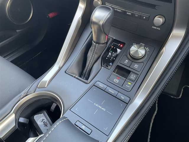 レクサス ＮＸ 300h ブラックシークエンス 三重県 2019(平31)年 6.8万km ソニッククォーツ 登録時67889km/黒白革シート/三眼ヘッドライト/純正ナビ/（AM/FM/TV/Bluetooth）/フルセグTV/バックカメラ/ビルトインETC2.0/レーダークルーズコントロール/ステアリングスイッチ/パドルシフト/ステアリングヒーター/パワーバックドア/シートメモリー/パワーシート/シートヒーター/衝突軽減システム/レーンキープアシスト/コーナーセンサー/BSM/オートハイビーム/純正フロアマット