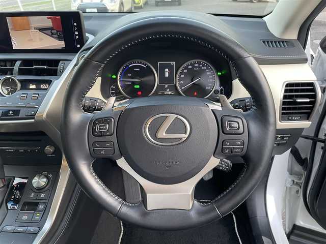 レクサス ＮＸ 300h ブラックシークエンス 三重県 2019(平31)年 6.8万km ソニッククォーツ 登録時67889km/黒白革シート/三眼ヘッドライト/純正ナビ/（AM/FM/TV/Bluetooth）/フルセグTV/バックカメラ/ビルトインETC2.0/レーダークルーズコントロール/ステアリングスイッチ/パドルシフト/ステアリングヒーター/パワーバックドア/シートメモリー/パワーシート/シートヒーター/衝突軽減システム/レーンキープアシスト/コーナーセンサー/BSM/オートハイビーム/純正フロアマット