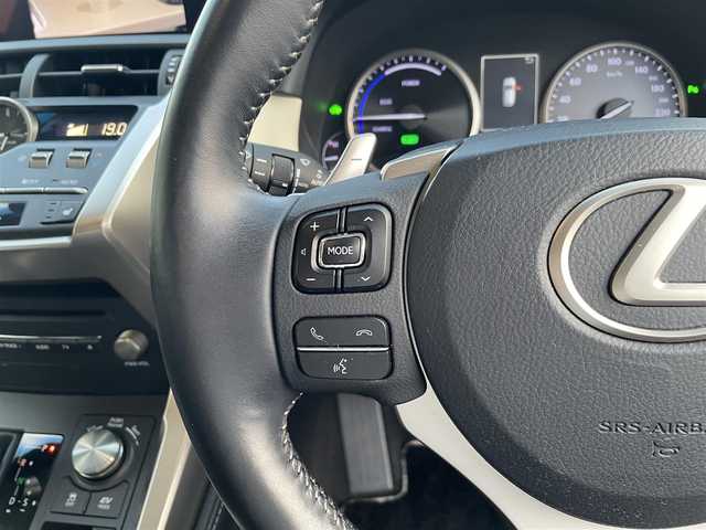 レクサス ＮＸ 300h ブラックシークエンス 三重県 2019(平31)年 6.8万km ソニッククォーツ 登録時67889km/黒白革シート/三眼ヘッドライト/純正ナビ/（AM/FM/TV/Bluetooth）/フルセグTV/バックカメラ/ビルトインETC2.0/レーダークルーズコントロール/ステアリングスイッチ/パドルシフト/ステアリングヒーター/パワーバックドア/シートメモリー/パワーシート/シートヒーター/衝突軽減システム/レーンキープアシスト/コーナーセンサー/BSM/オートハイビーム/純正フロアマット