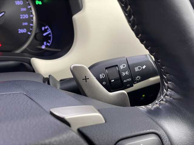 レクサス ＮＸ 300h ブラックシークエンス 栃木県 2019(平31)年 6.8万km ソニッククォーツ 純正10.3型ナビ/　　CD/DVD/Bluetooth/AM/FM/フルセグTV/レクサスセーフティーシステム+/・レーダークルーズコントロール/・プリクラッシュセーフティー/・レーンデパーチャーアラート/・パーキングサポートアシスト/・ブラインド・スポット・モニター/・オートハイビーム/バックカメラ/ビルトインETC2.0/パワーバックドア /黒白合皮レザーシート/シートヒーター/パワーシート /シートメモリ/純正18インチAW/純正フロアマット/オートライト/３眼LEDヘッドライト/フォグランプ/ステアリングヒーター/電子パーキング/ブレーキホールド/プッシュスタート/スマートキー