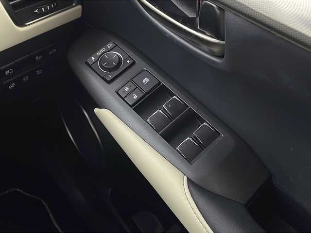 レクサス ＮＸ 300h ブラックシークエンス 栃木県 2019(平31)年 6.8万km ソニッククォーツ 純正10.3型ナビ/　　CD/DVD/Bluetooth/AM/FM/フルセグTV/レクサスセーフティーシステム+/・レーダークルーズコントロール/・プリクラッシュセーフティー/・レーンデパーチャーアラート/・パーキングサポートアシスト/・ブラインド・スポット・モニター/・オートハイビーム/バックカメラ/ビルトインETC2.0/パワーバックドア /黒白合皮レザーシート/シートヒーター/パワーシート /シートメモリ/純正18インチAW/純正フロアマット/オートライト/３眼LEDヘッドライト/フォグランプ/ステアリングヒーター/電子パーキング/ブレーキホールド/プッシュスタート/スマートキー