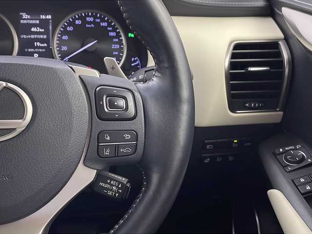 レクサス ＮＸ 300h ブラックシークエンス 栃木県 2019(平31)年 6.8万km ソニッククォーツ 純正10.3型ナビ/　　CD/DVD/Bluetooth/AM/FM/フルセグTV/レクサスセーフティーシステム+/・レーダークルーズコントロール/・プリクラッシュセーフティー/・レーンデパーチャーアラート/・パーキングサポートアシスト/・ブラインド・スポット・モニター/・オートハイビーム/バックカメラ/ビルトインETC2.0/パワーバックドア /黒白合皮レザーシート/シートヒーター/パワーシート /シートメモリ/純正18インチAW/純正フロアマット/オートライト/３眼LEDヘッドライト/フォグランプ/ステアリングヒーター/電子パーキング/ブレーキホールド/プッシュスタート/スマートキー
