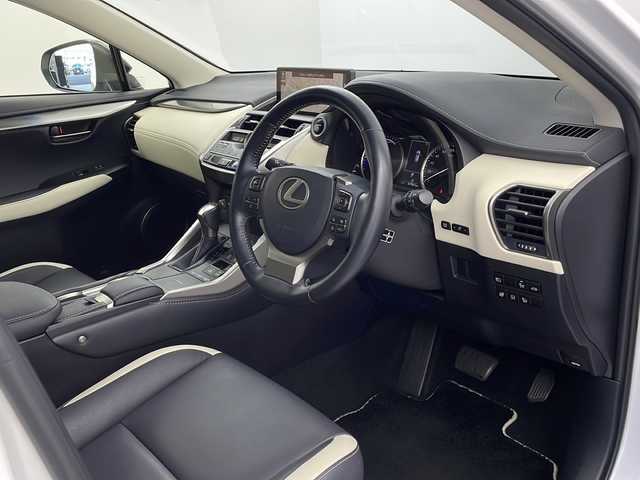 レクサス ＮＸ 300h ブラックシークエンス 栃木県 2019(平31)年 6.8万km ソニッククォーツ 純正10.3型ナビ/　　CD/DVD/Bluetooth/AM/FM/フルセグTV/レクサスセーフティーシステム+/・レーダークルーズコントロール/・プリクラッシュセーフティー/・レーンデパーチャーアラート/・パーキングサポートアシスト/・ブラインド・スポット・モニター/・オートハイビーム/バックカメラ/ビルトインETC2.0/パワーバックドア /黒白合皮レザーシート/シートヒーター/パワーシート /シートメモリ/純正18インチAW/純正フロアマット/オートライト/３眼LEDヘッドライト/フォグランプ/ステアリングヒーター/電子パーキング/ブレーキホールド/プッシュスタート/スマートキー