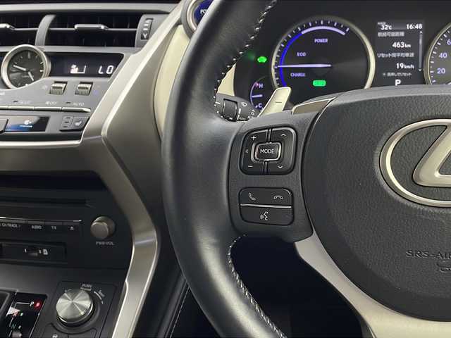 レクサス ＮＸ 300h ブラックシークエンス 栃木県 2019(平31)年 6.8万km ソニッククォーツ 純正10.3型ナビ/　　CD/DVD/Bluetooth/AM/FM/フルセグTV/レクサスセーフティーシステム+/・レーダークルーズコントロール/・プリクラッシュセーフティー/・レーンデパーチャーアラート/・パーキングサポートアシスト/・ブラインド・スポット・モニター/・オートハイビーム/バックカメラ/ビルトインETC2.0/パワーバックドア /黒白合皮レザーシート/シートヒーター/パワーシート /シートメモリ/純正18インチAW/純正フロアマット/オートライト/３眼LEDヘッドライト/フォグランプ/ステアリングヒーター/電子パーキング/ブレーキホールド/プッシュスタート/スマートキー
