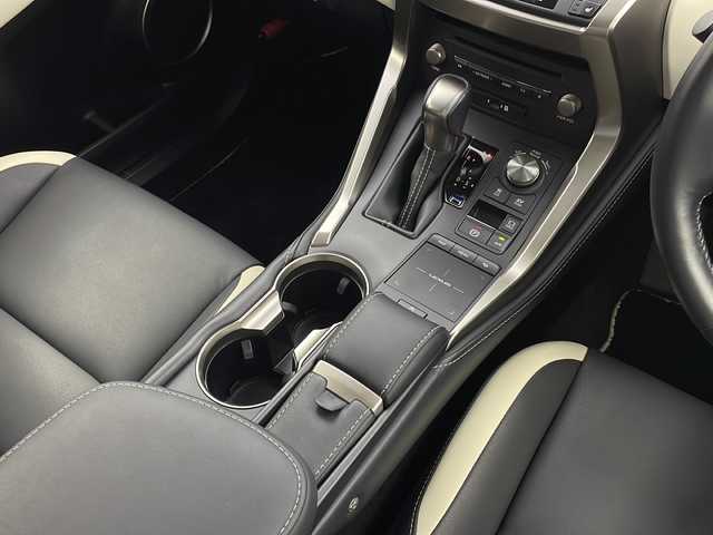 レクサス ＮＸ 300h ブラックシークエンス 栃木県 2019(平31)年 6.8万km ソニッククォーツ 純正10.3型ナビ/　　CD/DVD/Bluetooth/AM/FM/フルセグTV/レクサスセーフティーシステム+/・レーダークルーズコントロール/・プリクラッシュセーフティー/・レーンデパーチャーアラート/・パーキングサポートアシスト/・ブラインド・スポット・モニター/・オートハイビーム/バックカメラ/ビルトインETC2.0/パワーバックドア /黒白合皮レザーシート/シートヒーター/パワーシート /シートメモリ/純正18インチAW/純正フロアマット/オートライト/３眼LEDヘッドライト/フォグランプ/ステアリングヒーター/電子パーキング/ブレーキホールド/プッシュスタート/スマートキー