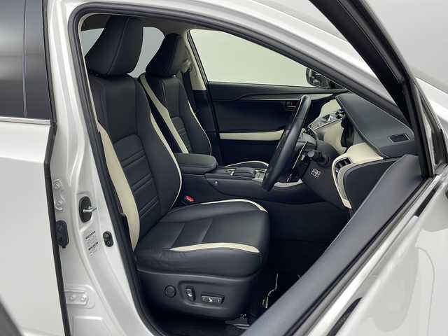 レクサス ＮＸ 300h ブラックシークエンス 栃木県 2019(平31)年 6.8万km ソニッククォーツ 純正10.3型ナビ/　　CD/DVD/Bluetooth/AM/FM/フルセグTV/レクサスセーフティーシステム+/・レーダークルーズコントロール/・プリクラッシュセーフティー/・レーンデパーチャーアラート/・パーキングサポートアシスト/・ブラインド・スポット・モニター/・オートハイビーム/バックカメラ/ビルトインETC2.0/パワーバックドア /黒白合皮レザーシート/シートヒーター/パワーシート /シートメモリ/純正18インチAW/純正フロアマット/オートライト/３眼LEDヘッドライト/フォグランプ/ステアリングヒーター/電子パーキング/ブレーキホールド/プッシュスタート/スマートキー
