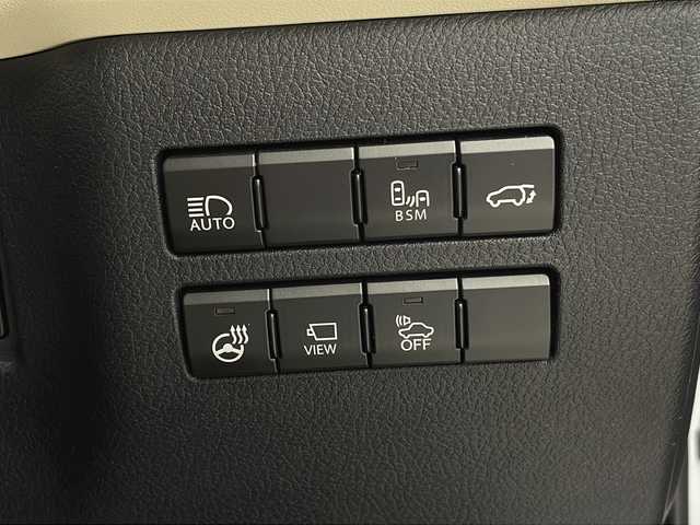 レクサス ＮＸ 300h ブラックシークエンス 栃木県 2019(平31)年 6.8万km ソニッククォーツ 純正10.3型ナビ/　　CD/DVD/Bluetooth/AM/FM/フルセグTV/レクサスセーフティーシステム+/・レーダークルーズコントロール/・プリクラッシュセーフティー/・レーンデパーチャーアラート/・パーキングサポートアシスト/・ブラインド・スポット・モニター/・オートハイビーム/バックカメラ/ビルトインETC2.0/パワーバックドア /黒白合皮レザーシート/シートヒーター/パワーシート /シートメモリ/純正18インチAW/純正フロアマット/オートライト/３眼LEDヘッドライト/フォグランプ/ステアリングヒーター/電子パーキング/ブレーキホールド/プッシュスタート/スマートキー