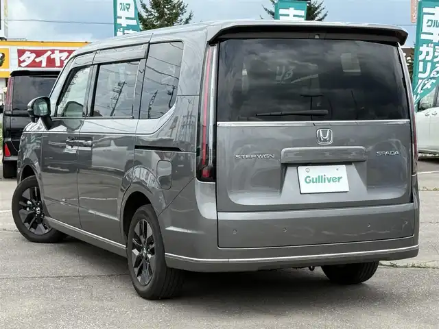 ホンダ ステップワゴン スパーダ 道南・函館 2023(令5)年 4.3万km スーパープラチナグレーメタリック ・純正９インチナビ/・フルセグＴＶ/・衝突被害軽減ブレーキ/・寒冷地仕様/・バックカメラ/・レーンキープアシスト/・レーダクルーズコントロール/・ブラインドスポットモニター/・前後コーナーセンサー/・パワーテールゲート/・前後ドライブレコーダー/・オートマチックハイビーム/・両側パワースライドドア/・２列目オットマン/・前席シートヒーター/・ETC/・新車時保証書/・取扱説明書/・スペアキー有