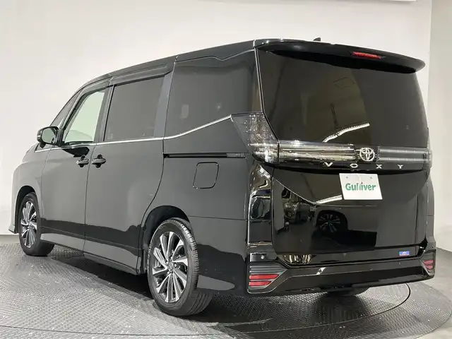 トヨタ ヴォクシー S－Z 愛媛県 2023(令5)年 2.7万km アティチュードブラックマイカ 純正10.5インチディスプレイオーディオ/(Bluetooth/フルセグ/HDMI)/フリップダウンモニター/バックカメラ/レーダークルーズコントロール/快適利便パッケージ/・ナノイーX/・二列目オットマン/・二列目シートヒーター/・ステアリングヒーター/・電動リアゲート/ユニバーサルステップ/両側電動スライドドア/衝突被害軽減ブレーキ/レーンキープアシスト/コーナーセンサー/オートマチックハイビーム/オートライト/ETC2.0/スペアキー